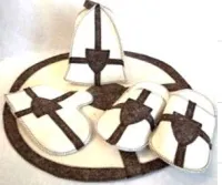 Набор из 4-х предметов (шапка "Крестоносец", рукавица, коврик, тапочки), Жар-Банька набор из 4-х предметов (шапка "крестоносец", рукавица, коврик, тапочки), жар-банька